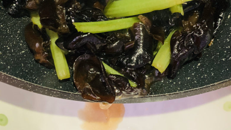 芹菜炒木耳,起锅;