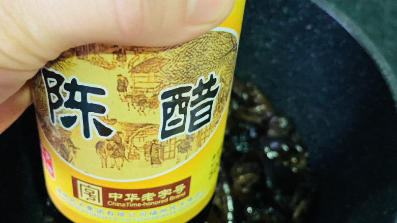 芹菜炒木耳,加<a style='color:red;display:inline-block;' href='/shicai/ 750'>陈醋</a>;