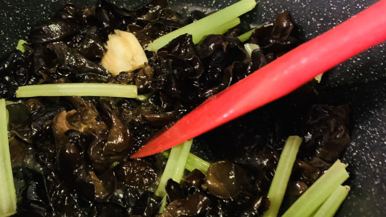 芹菜炒木耳,翻炒;