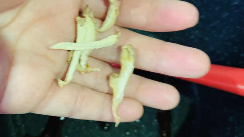 酱焖黄花鱼,加姜丝;