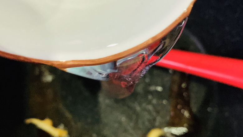 酱焖黄花鱼,加清水;