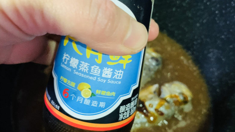 酱焖黄花鱼,加<a style='color:red;display:inline-block;' href='/shicai/ 692'>酱油</a>;