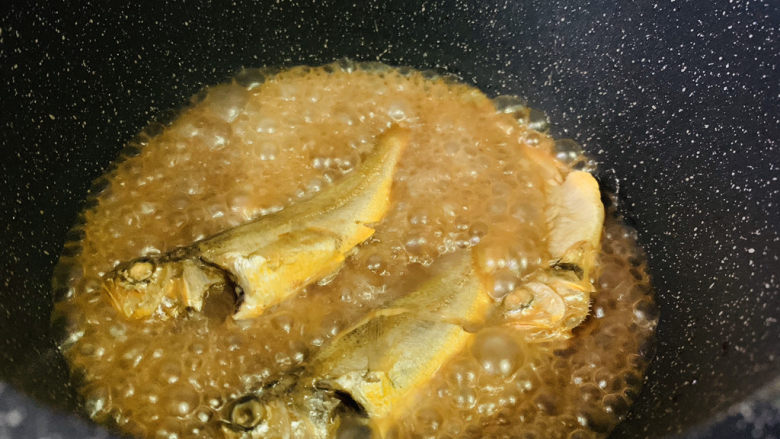 酱焖黄花鱼,中间不要移动鱼,很容易碎;