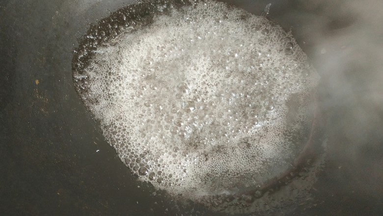 糖霜核桃仁,烧开,使水分蒸发掉
