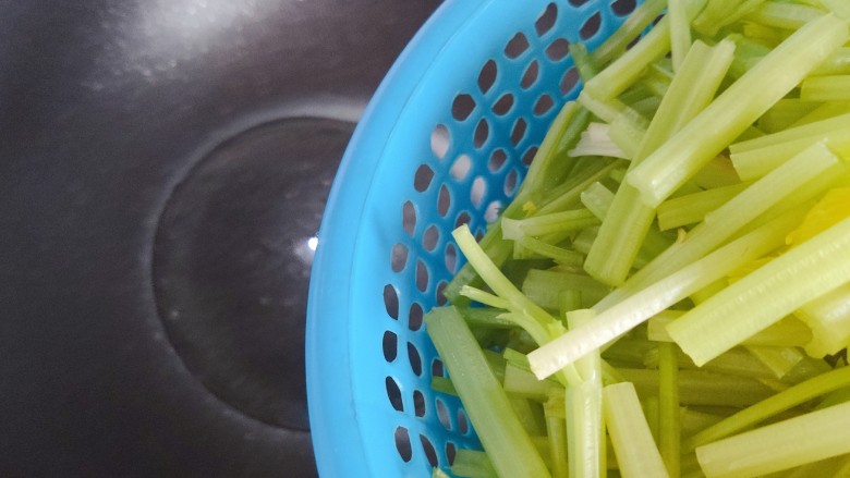 芹菜炒木耳,待锅内油七分热时,下芹菜