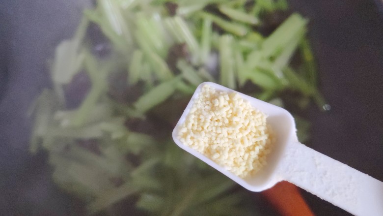 芹菜炒木耳,加一小勺鸡精,翻炒均匀,即可