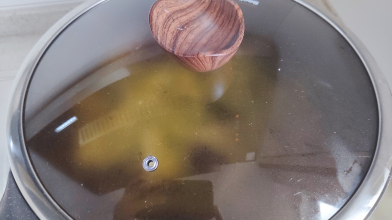 芹菜炒木耳,盖上锅盖,转小火,焖煮2.3分钟
