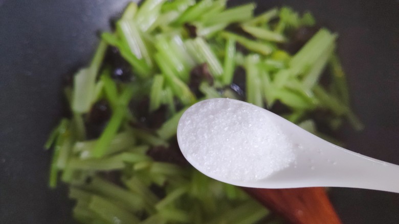 芹菜炒木耳,待锅内汤汁差不多收紧,加一小勺细盐