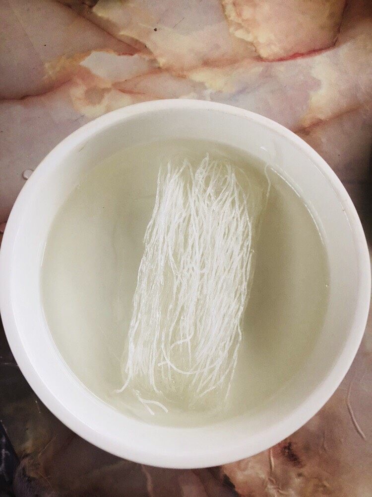 卷心菜炒粉丝,粉丝用冷水泡软,大约需要二十分钟。
如果比较着急可以用温水,但是不能用开水,容易起坨结块。