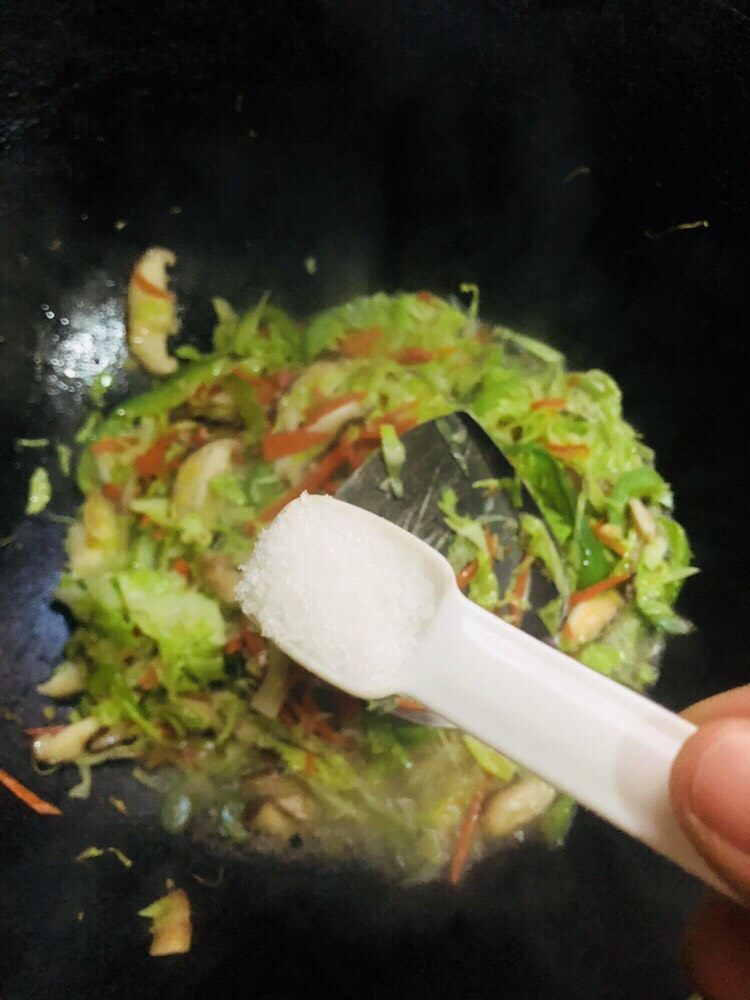 卷心菜炒粉丝,水分吸收差不多后开始调味,先加入适量盐