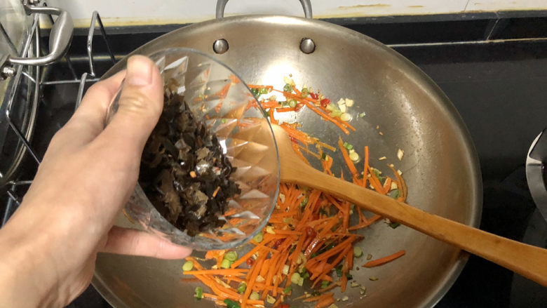 鱿鱼炒芹菜➕ 绿遍山原白满川,加入木耳丝