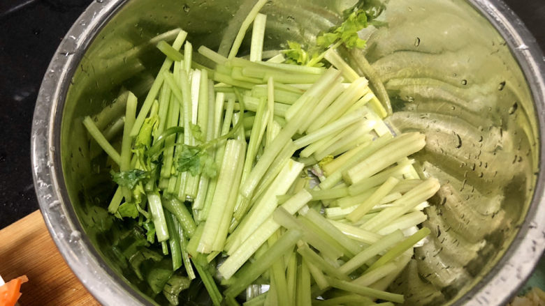 鱿鱼炒芹菜➕ 绿遍山原白满川,芹菜切段