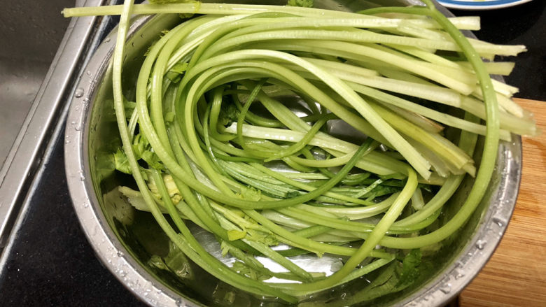 鱿鱼炒芹菜➕ 绿遍山原白满川,香芹择好洗净