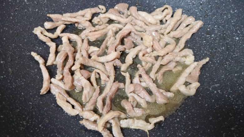 芹菜炒木耳,炒锅内倒适量的食用油烧热,下入腌制好的肉丝,大火炒至肉丝变色盛出备用。