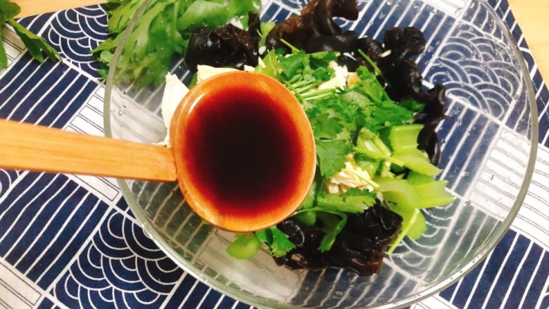 芹菜拌腐竹,加醋
