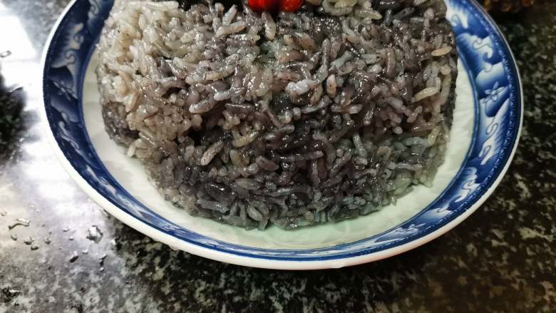 江南美食,我敢肯定,你一定没吃过这么丑,但也香喷喷的乌饭,成品图