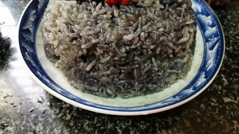 江南美食,我敢肯定,你一定没吃过这么丑,但也香喷喷的乌饭,有着浓浓的南烛叶的香味的乌饭就做好了,虽然颜色不够黑,但味道一级棒,这就是儿时的味道,这就是畲族人三月三必吃的乌饭。