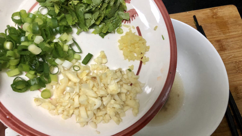 凉拌鲫鱼➕鸿雁在云鱼在水,趁鱼降温来调味:姜蒜葱放入碗中