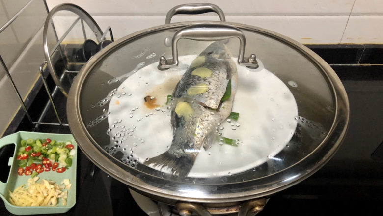 凉拌鲫鱼➕鸿雁在云鱼在水,鱼腌好后,坐锅烧水,水开放入鱼,中大火蒸8分钟