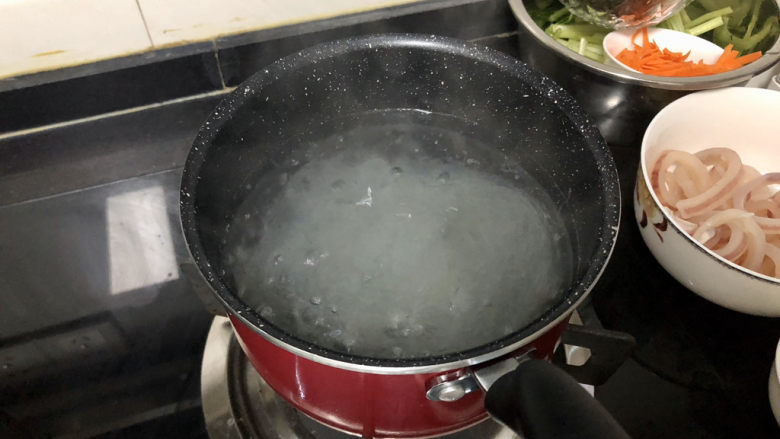 凉拌鲫鱼➕鸿雁在云鱼在水,坐锅烧水,水开下粉丝,小火煮三分钟