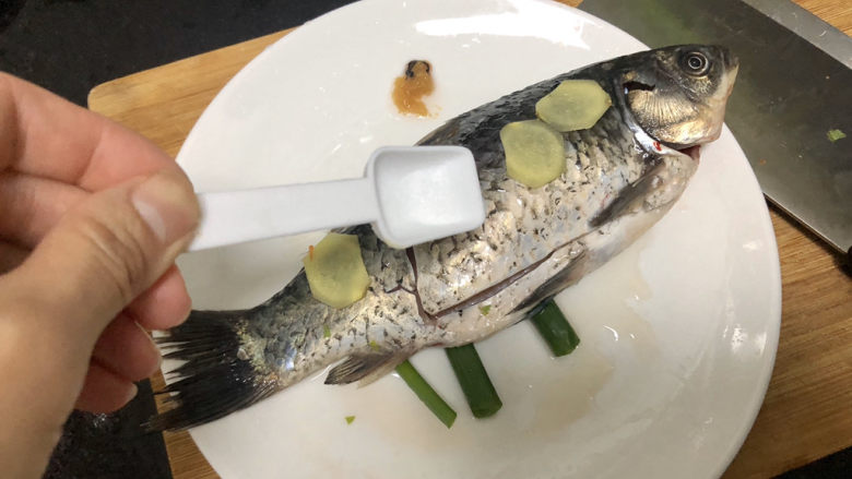 凉拌鲫鱼➕鸿雁在云鱼在水,鱼身抹少许食盐