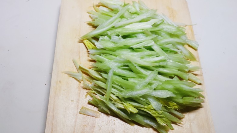 牛肉丝炒芹菜,切丝