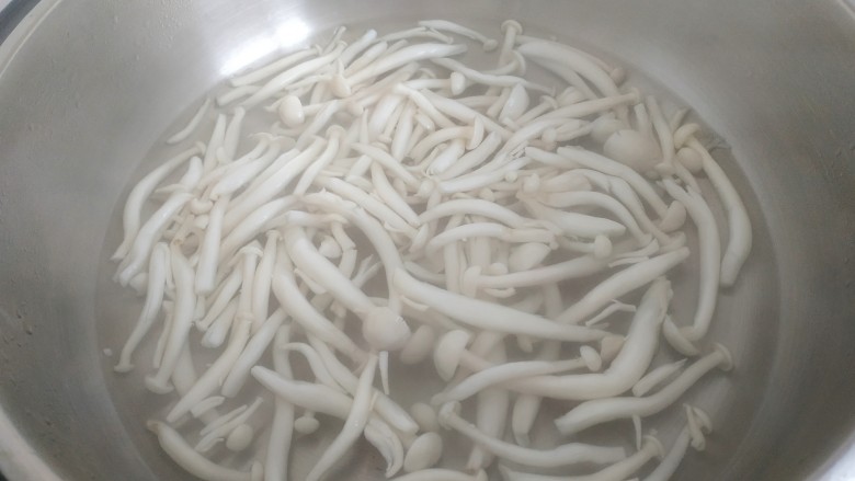 酱香鸡肉蟹味菇,锅中放入适量清水烧开,放入蟹味菇炒水两分钟