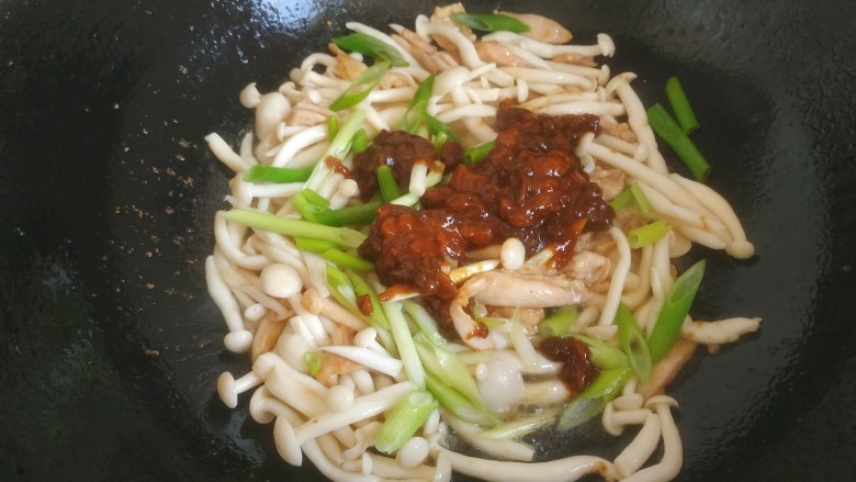 酱香鸡肉蟹味菇,放入两勺黄豆酱