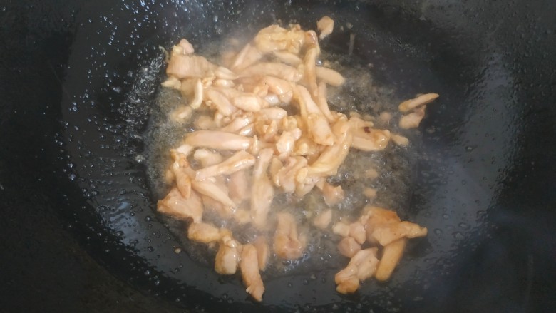 酱香鸡肉蟹味菇,锅中放入适量<a style='color:red;display:inline-block;' href='/shicai/ 857'>植物油</a>烧热,放入鸡肉翻炒至变白