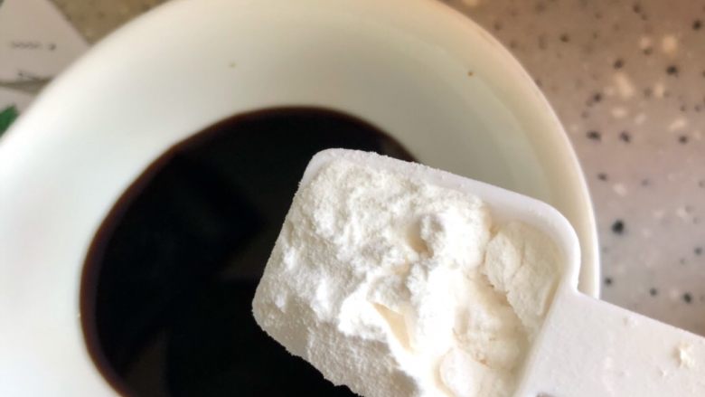 酱焖黄花鱼,制作酱料:加入一勺淀粉搅匀待用