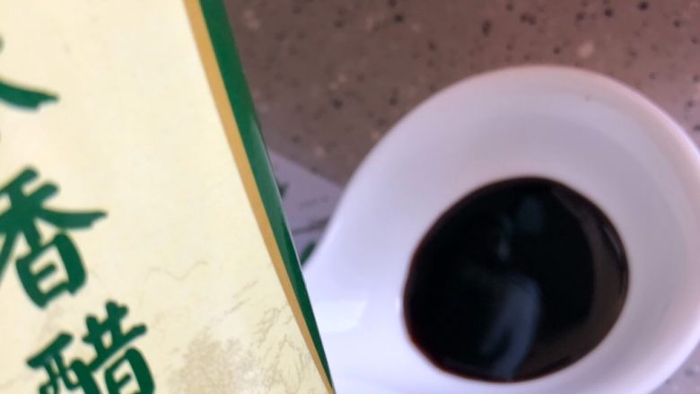 酱焖黄花鱼,制作酱料:倒入香醋