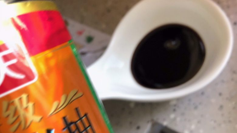 酱焖黄花鱼,制作酱料:先用一器皿,倒入适量老抽