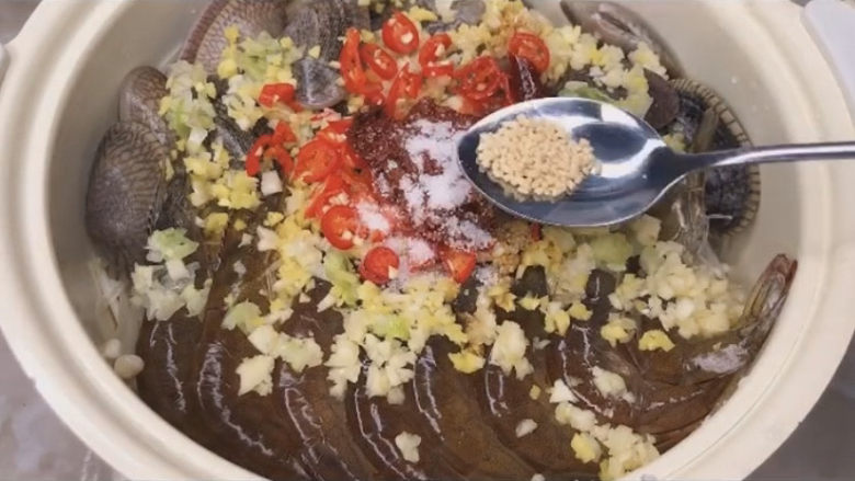 花蛤粉丝,加少许盐,鸡精调味