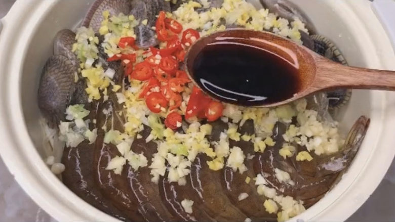 花蛤粉丝,开始调味:先来一勺生抽,一勺料酒