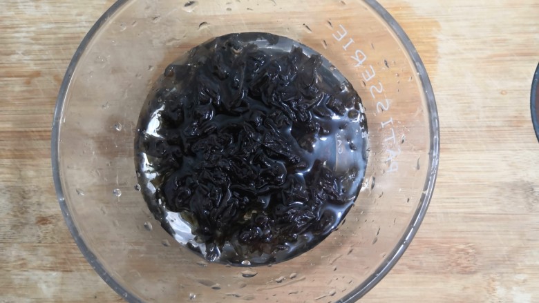 虾皮紫菜厚蛋烧,把紫菜,放水中泡发