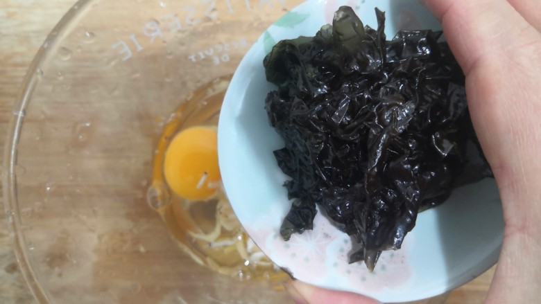 虾皮紫菜厚蛋烧,把紫菜,倒入碗中