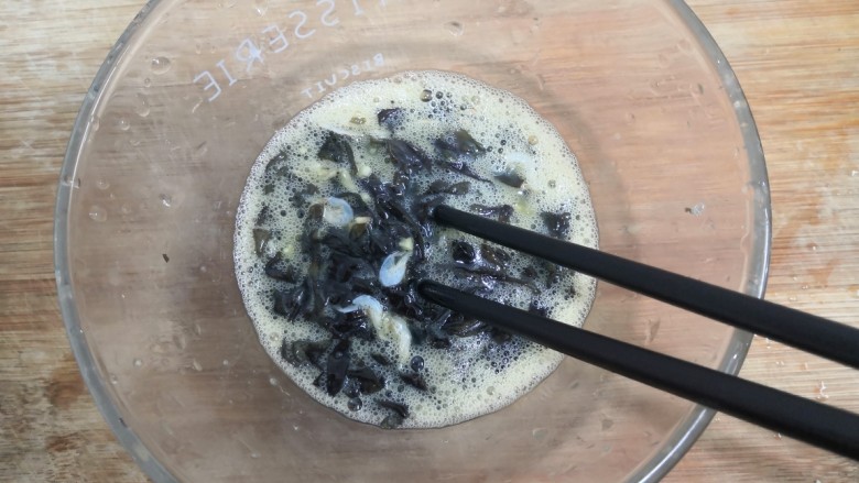 虾皮紫菜厚蛋烧,用筷子,搅拌均匀