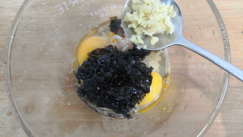 虾皮紫菜厚蛋烧,把生姜沫,放入碗中