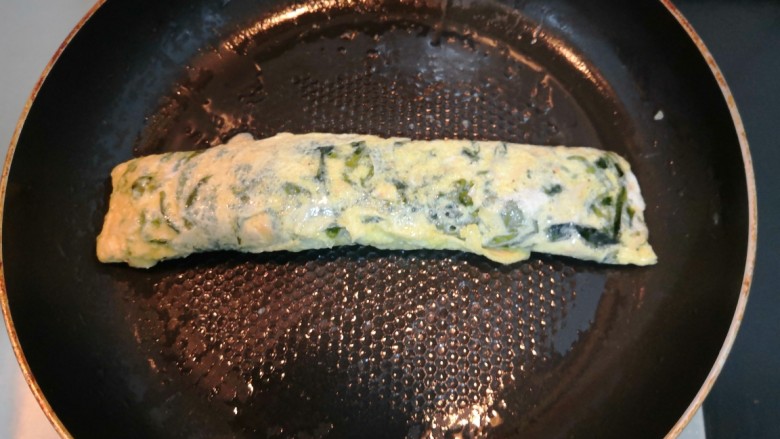 虾皮紫菜厚蛋烧,卷好后,接口处再小煎1分钟,关火