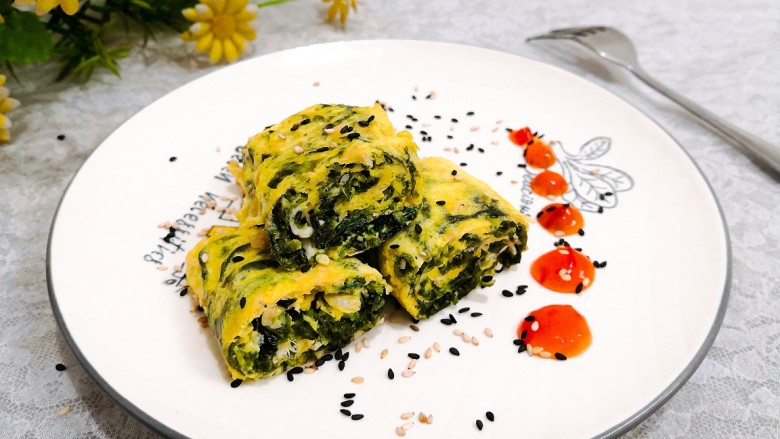虾皮紫菜厚蛋烧,盛盘,可以撒上些芝麻,挤上自己喜欢的酱料,就可以开动啦。