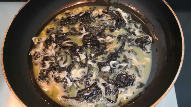 虾皮紫菜厚蛋烧,把鸡蛋紫菜虾皮液,倒入锅中,开小火煎