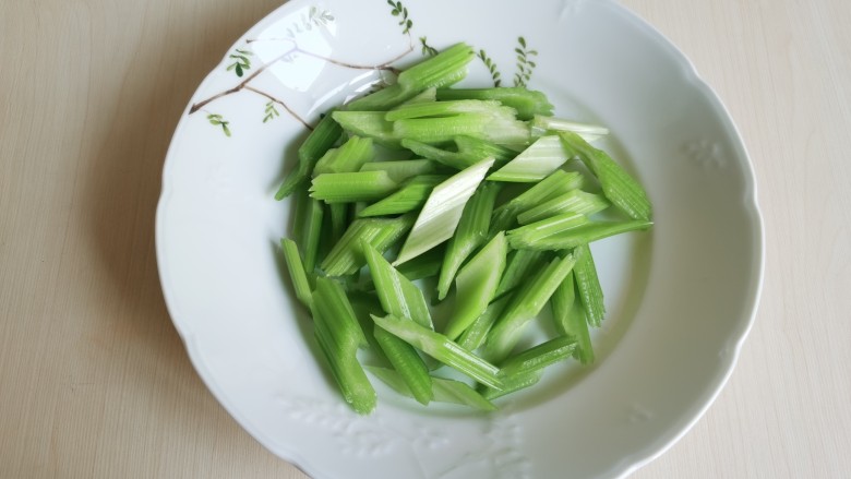 鱿鱼炒芹菜,<a style='color:red;display:inline-block;' href='/shicai/ 125'>芹菜</a>摘去叶子洗净,斜刀切成段状。