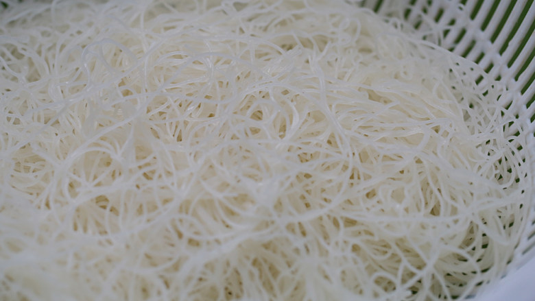 根根分明的卷心菜炒粉丝,干米粉丝提前冷<a style='color:red;display:inline-block;' href='/shicai/ 156925'>水</a>浸泡软;