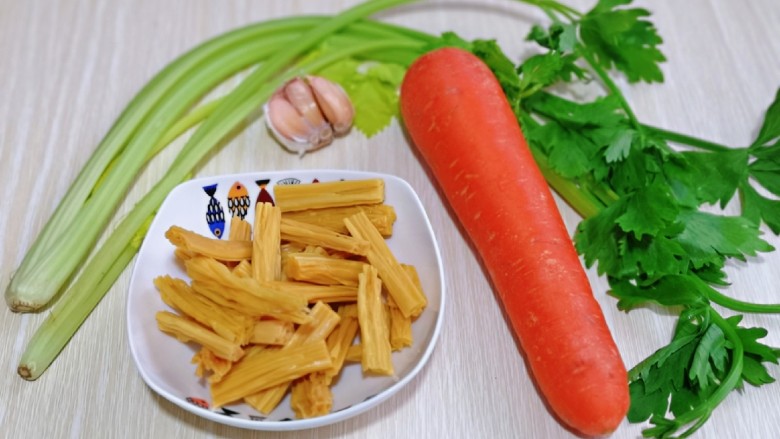 芹菜拌腐竹,准备食材,我买的<a style='color:red;display:inline-block;' href='/shicai/ 468'>腐竹</a>是一小段一小段的,量可以根据个人胃口增减。