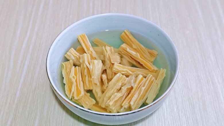 芹菜拌腐竹,腐竹泡软,腐竹快速泡软的小窍门,温水加白糖白醋,盖上盖子,很快就泡发了呦~