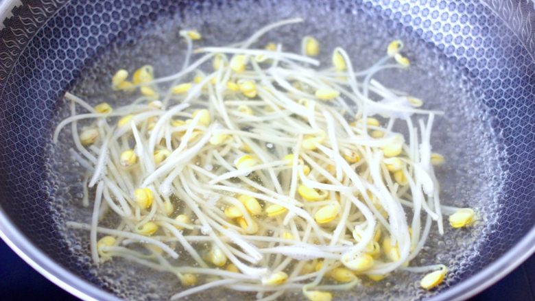酸汤龙利鱼,锅中倒入适量的清水烧开,加入少许盐和几滴食用油,先把黄豆芽进行焯水,开锅后煮熟变软捞出沥干水分。
