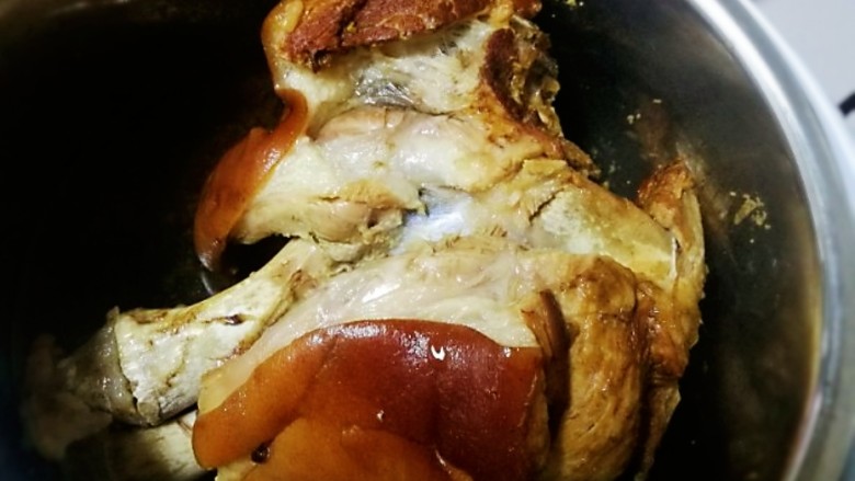 酱肘子,自然泄压,很软烂了,轻划一刀,皮和肉就分开了。