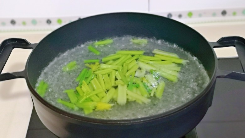 芹菜拌腐竹,再加入切好的芹菜,大火煮45秒捞出。