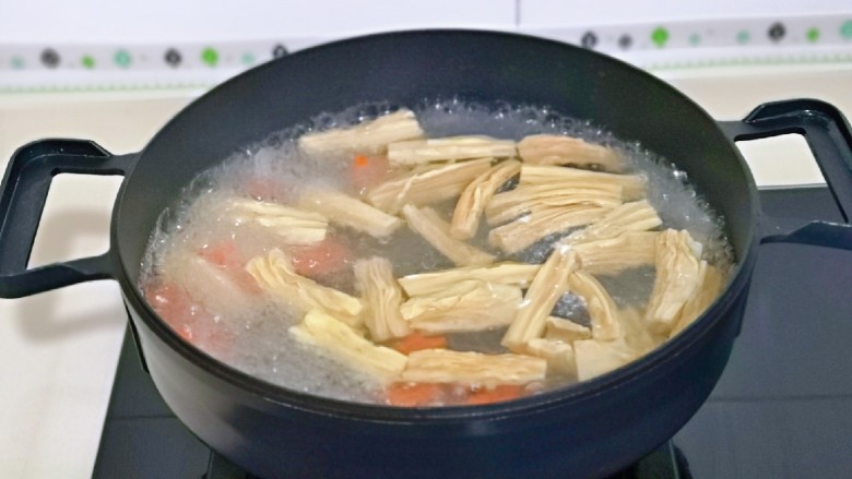 芹菜拌腐竹,泡发的腐竹焯水,水开后下锅,烧开煮1分半再加入切好的胡萝卜煮30秒捞出。