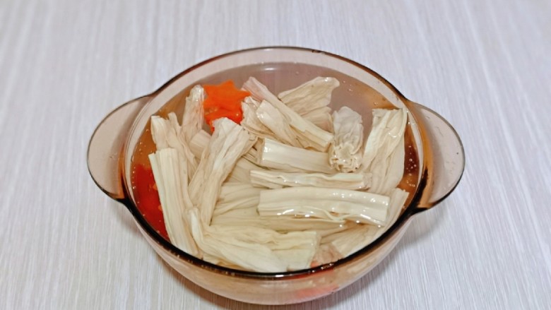 芹菜拌腐竹,捞出后过冷水,再淋干水分。